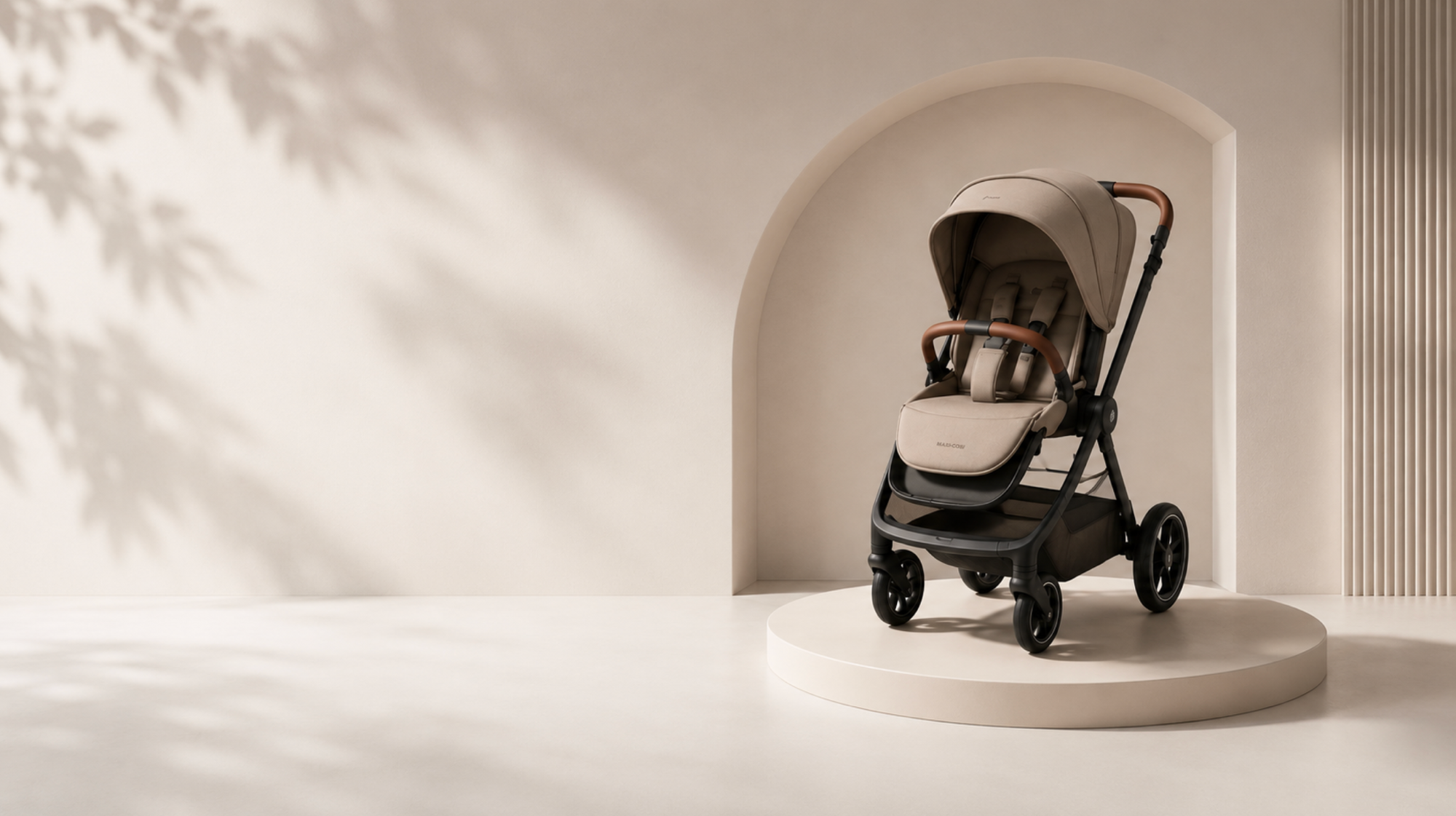 Carrinho de bebê premium Maxi-Cosi em pódio de exposição com tons creme